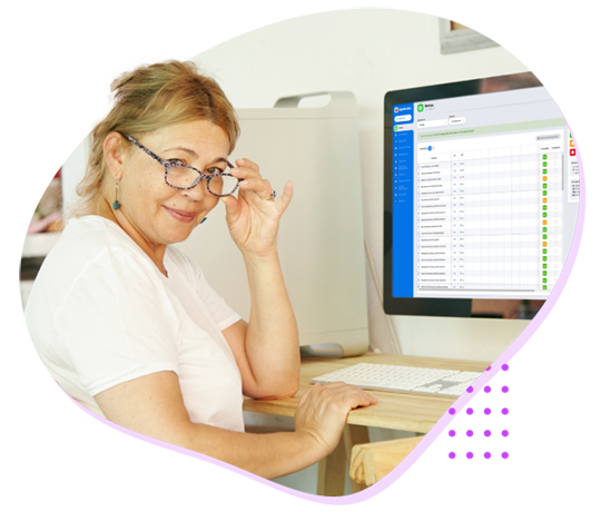 Director de colegio analizando gráficos de deserción y rendimiento académico en tiempo real.